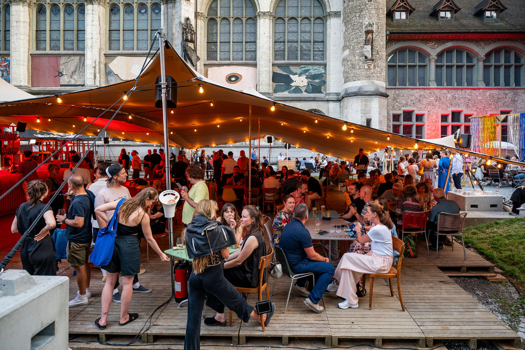 Gäste beim Apero und Dinner unter dem Schermen des Hofkino Zürich – gesellige Abendstimmung im Innenhof des Landesmuseums
