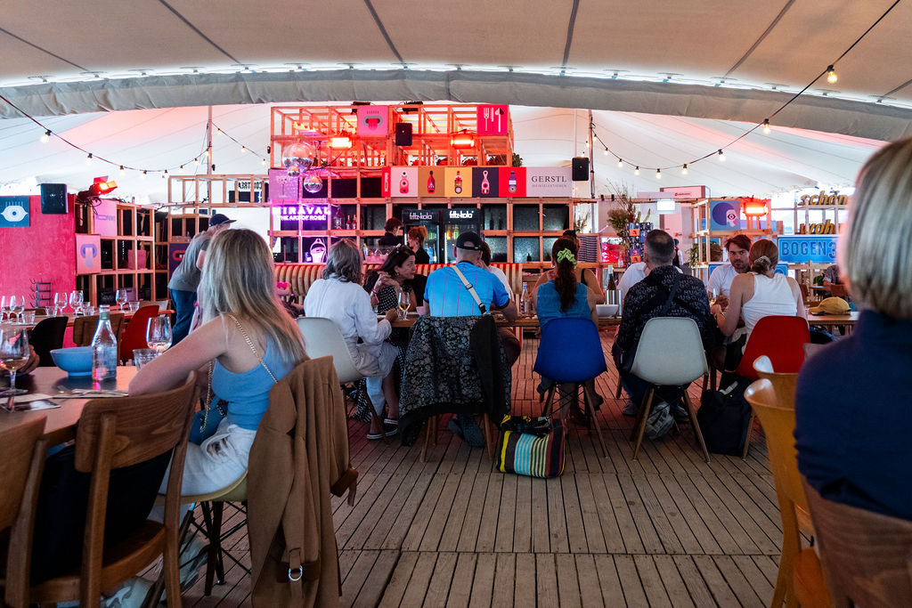 Gäste beim Dinner im Hospitality-Bereich des Hofkino Zürich – stimmungsvolles Ambiente unter dem Schermen im Landesmuseum